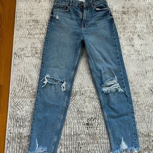 Zara distressed jeans. Perfect condition, barely worn.